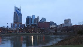 Orizzonte di Nashville, Tennessee a penombra fotografie stock libere da diritti Orizzonte di Nashville, Tennessee a penombra fotografie stock libere da diritti