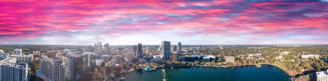 Orizzonte di Orlando al tramonto, bella vista panoramica di Florida fotografia stock libera da diritti Orizzonte di Orlando al tramonto, bella vista panoramica di Florida fotografia stock libera da diritti