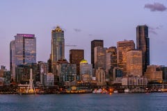 Orizzonte di Seattle di notte immagini stock libere da diritti Orizzonte di Seattle di notte immagini stock libere da diritti