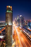Orizzonte e ingorgo stradale del centro della Dubai di notte stupefacente durante l'ora di punta Strada zayed sceicco, Doubai, Em fotografia stock Orizzonte e ingorgo stradale del centro della Dubai di notte stupefacente durante l'ora di punta Strada zayed sceicco, Doubai, Em fotografia stock