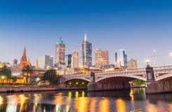 Orizzonte sbalorditivo di notte di Melbourne con le riflessioni del fiume fotografia stock Orizzonte sbalorditivo di notte di Melbourne con le riflessioni del fiume fotografia stock