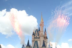 ORLANDO, FLORIDA - DECEMBER 15: Disney-het kasteel tijdens vuurwerk toont royalty-vrije stock foto ORLANDO, FLORIDA - DECEMBER 15: Disney-het kasteel tijdens vuurwerk toont royalty-vrije stock foto