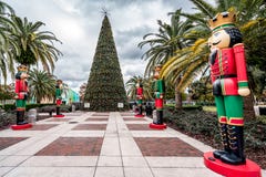 ORLANDO, FLORYDA, usa - GRUDZIE?, 2018: Choinka przy Eola parkiem obraz stock ORLANDO, FLORYDA, usa - GRUDZIE?, 2018: Choinka przy Eola parkiem obraz stock