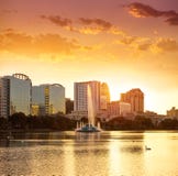 Orlando horisontsolnedgång på sjön Eola Florida USA arkivbilder Orlando horisontsolnedgång på sjön Eola Florida USA arkivbilder
