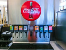 Orlando, U.S.A. - 10 maggio 2018: La macchina automatica di Coca Cola per la gente compra la bibita a Orlando fotografie stock libere da diritti Orlando, U.S.A. - 10 maggio 2018: La macchina automatica di Coca Cola per la gente compra la bibita a Orlando fotografie stock libere da diritti
