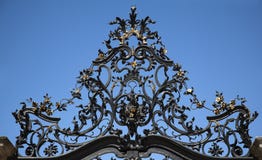 Ornamento da porta do ferro feito fotografia de stock Ornamento da porta do ferro feito fotografia de stock