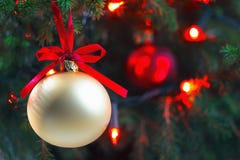 Ornamento de la Navidad en árbol. Copie el espacio fotografía de archivo Ornamento de la Navidad en árbol. Copie el espacio fotografía de archivo