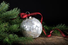 Ornamento de plata de la Navidad con la cinta roja Imagen de archivo Ornamento de plata de la Navidad con la cinta roja Imagen de archivo