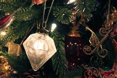 Ornement de Mercury Glass sur l'arbre de Noël photographie stock libre de droits Ornement de Mercury Glass sur l'arbre de Noël photographie stock libre de droits