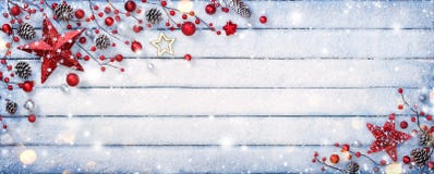 Ornement de Noël sur le fond en bois photo libre de droits Ornement de Noël sur le fond en bois photo libre de droits