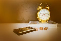Oro viejo del vintage del dinero, de la calculadora y del despertador sobre el fondo blanco y negro con el espacio de la copia añ Fotografía de archivo libre de regalías Oro viejo del vintage del dinero, de la calculadora y del despertador sobre el fondo blanco y negro con el espacio de la copia añ Fotografía de archivo libre de regalías