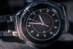 Orologio classico su legno fotografia stock Orologio classico su legno fotografia stock