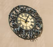 Orologio di parete con i segni dello zodiaco delle figurine fotografia stock libera da diritti Orologio di parete con i segni dello zodiaco delle figurine fotografia stock libera da diritti