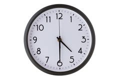Orologio di parete rotondo dell'ufficio su bianco, immagini stock libere da diritti Orologio di parete rotondo dell'ufficio su bianco, immagini stock libere da diritti