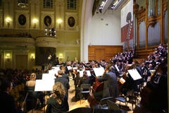 Orquestra sinfônica na noite da gala imagens de stock Orquestra sinfônica na noite da gala imagens de stock