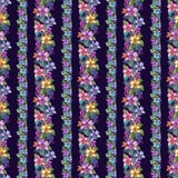 A orquídea bonita floresce e o monstera sae em linhas estreitas retas no fundo roxo escuro Teste padrão floral sem emenda Imagens de Stock A orquídea bonita floresce e o monstera sae em linhas estreitas retas no fundo roxo escuro Teste padrão floral sem emenda Imagens de Stock