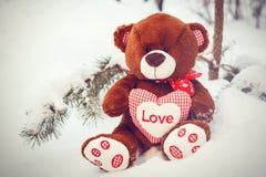 Orsacchiotto molle sveglio lanuginoso del giocattolo con amore del cuore in neve Fotografie Stock Orsacchiotto molle sveglio lanuginoso del giocattolo con amore del cuore in neve Fotografie Stock