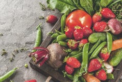 Ortaggi freschi, bacche, verdi e frutta in vassoio Immagine Stock Libera da Diritti Ortaggi freschi, bacche, verdi e frutta in vassoio Immagine Stock Libera da Diritti