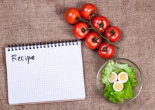 Ortaggi freschi e libro di ricetta su tela di sacco Immagine Stock Libera da Diritti Ortaggi freschi e libro di ricetta su tela di sacco Immagine Stock Libera da Diritti
