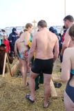 Ortodoksalny wakacyjny ochrzczenie w Rosja, 2019 tłum nadzy ludzie znurza się w lodowatą wodę w zimie Novosibirsk Styczeń 19 fotografia royalty free Ortodoksalny wakacyjny ochrzczenie w Rosja, 2019 tłum nadzy ludzie znurza się w lodowatą wodę w zimie Novosibirsk Styczeń 19 fotografia royalty free