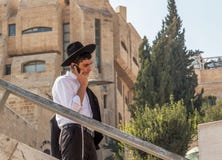 Ortodox judisk man i Jerusalem arkivbilder Ortodox judisk man i Jerusalem arkivbilder