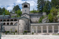 Ortodox kloster av Kristi f?delsen av den v?lsignade jungfruliga Maryen i Cetinje, Montenegro royaltyfri bild Ortodox kloster av Kristi f?delsen av den v?lsignade jungfruliga Maryen i Cetinje, Montenegro royaltyfri bild