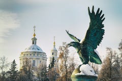 ORYOL, RUSSIE - 12 JANVIER 2018 : Sculpture en bronze d'un aigle installé sur Alexander Bridge après sa reconstruction photo libre de droits ORYOL, RUSSIE - 12 JANVIER 2018 : Sculpture en bronze d'un aigle installé sur Alexander Bridge après sa reconstruction photo libre de droits
