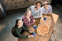 Os amigos que passam o tempo junto com a pizza e a soda bebem, comendo o conceito da pizza em casa Fotos de Stock Os amigos que passam o tempo junto com a pizza e a soda bebem, comendo o conceito da pizza em casa Fotos de Stock
