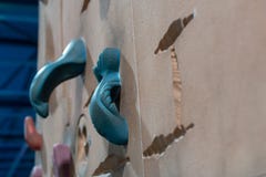 Os apertos de escalada da parede interna fecham-se acima imagens de stock Os apertos de escalada da parede interna fecham-se acima imagens de stock