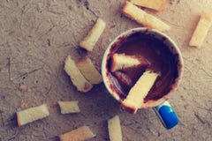 Os biscoitos foram mergulhados no copo do chocolate quente Imagens de Stock Royalty Free Os biscoitos foram mergulhados no copo do chocolate quente Imagens de Stock Royalty Free