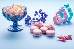 Os bolinhos de amêndoa cor-de-rosa endurecem com os marshmallows macios coloridos no vaso azul foto de stock royalty free Os bolinhos de amêndoa cor-de-rosa endurecem com os marshmallows macios coloridos no vaso azul foto de stock royalty free