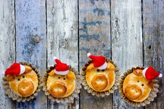 Os bolos do pão do porco, ideia engraçada do cozimento deram forma às caras leitães bonitos imagens de stock royalty free Os bolos do pão do porco, ideia engraçada do cozimento deram forma às caras leitães bonitos imagens de stock royalty free