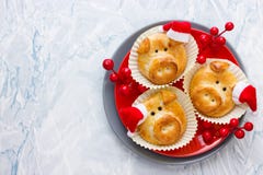 Os bolos do pão do porco, ideia engraçada do cozimento deram forma às caras leitães bonitos imagens de stock royalty free Os bolos do pão do porco, ideia engraçada do cozimento deram forma às caras leitães bonitos imagens de stock royalty free