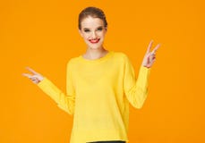 Os bordos vermelhos da mulher colorida da composição na roupa amarela no fundo feliz da forma do verão da cor manicured pregos fotografia de stock Os bordos vermelhos da mulher colorida da composição na roupa amarela no fundo feliz da forma do verão da cor manicured pregos fotografia de stock
