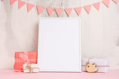 Os brinquedos das crianças, com um quadro branco o quadro em um fundo claro da parede com sinais das crianças, para o projeto, di imagens de stock Os brinquedos das crianças, com um quadro branco o quadro em um fundo claro da parede com sinais das crianças, para o projeto, di imagens de stock