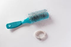 Os cabelos da menina caem com um pente e um cabelo do problema no fundo branco A queda ou a perda do cabelo com coram s?o um prob fotografia de stock Os cabelos da menina caem com um pente e um cabelo do problema no fundo branco A queda ou a perda do cabelo com coram s?o um prob fotografia de stock