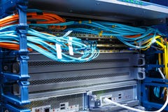 Os cabos de fibra ótica conectaram ao portos óticos e os cabos da rede de UTP conectaram às portas ethernet foto de stock royalty free Os cabos de fibra ótica conectaram ao portos óticos e os cabos da rede de UTP conectaram às portas ethernet foto de stock royalty free