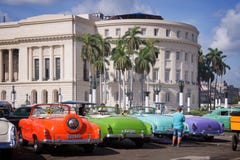 Os carros americanos do vintage estacionaram na frente do Capitolio em Havana velho fotografia de stock Os carros americanos do vintage estacionaram na frente do Capitolio em Havana velho fotografia de stock