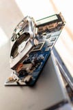 Os componentes de um computador de secretária pessoal uma placa de vídeo desmontada da placa com um mais fresco encontram-se no e foto de stock Os componentes de um computador de secretária pessoal uma placa de vídeo desmontada da placa com um mais fresco encontram-se no e foto de stock