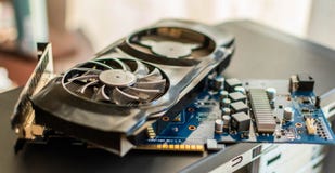 Os componentes de um computador de secretária pessoal uma placa de vídeo desmontada da placa com um mais fresco encontram-se no e fotos de stock Os componentes de um computador de secretária pessoal uma placa de vídeo desmontada da placa com um mais fresco encontram-se no e fotos de stock