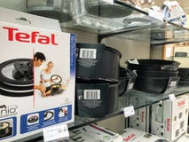 Os cookwares de Tefal indicaram em uma loja fotografia de stock royalty free Os cookwares de Tefal indicaram em uma loja fotografia de stock royalty free