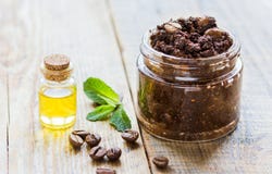 Os cosméticos caseiros com café esfregam e lubrificam no fundo de madeira da mesa foto de stock Os cosméticos caseiros com café esfregam e lubrificam no fundo de madeira da mesa foto de stock