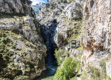 Os cuidados arrastam, garganta del cuidado, no Picos de Europa Montanha, Espanha fotografia de stock royalty free Os cuidados arrastam, garganta del cuidado, no Picos de Europa Montanha, Espanha fotografia de stock royalty free