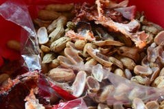 Os de poulet, coquille de haricot et sachet en plastique dans la poubelle photos stock Os de poulet, coquille de haricot et sachet en plastique dans la poubelle photos stock