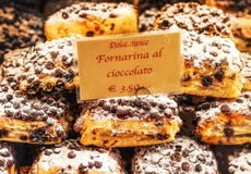 3 05 2017 - Os doces italianos tradicionais em uma janela de exposição de uma sobremesa compram em Veneza, Itália fotografia de stock royalty free 3 05 2017 - Os doces italianos tradicionais em uma janela de exposição de uma sobremesa compram em Veneza, Itália fotografia de stock royalty free
