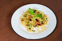 Os espaguetes deliciosos favorited o estilo tailandês do alimento foto de stock Os espaguetes deliciosos favorited o estilo tailandês do alimento foto de stock