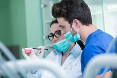 Os estudantes com prótese dental, dentaduras, próteses trabalham imagem de stock Os estudantes com prótese dental, dentaduras, próteses trabalham imagem de stock