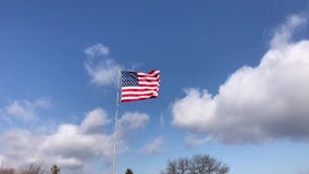 Os EUA americanos embandeiram a ondulação com céu azul e nuvens vídeos de arquivo Os EUA americanos embandeiram a ondulação com céu azul e nuvens vídeos de arquivo