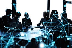 Os executivos colaboram junto no escrit?rio Efeitos da conex?o a Internet Efeitos da exposi??o dobro foto de stock Os executivos colaboram junto no escrit?rio Efeitos da conex?o a Internet Efeitos da exposi??o dobro foto de stock