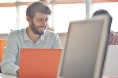 Os executivos contemporâneos multirraciais do trabalho conectaram com os dispositivos tecnologicos como a tabuleta e o portátil fotos de stock Os executivos contemporâneos multirraciais do trabalho conectaram com os dispositivos tecnologicos como a tabuleta e o portátil fotos de stock